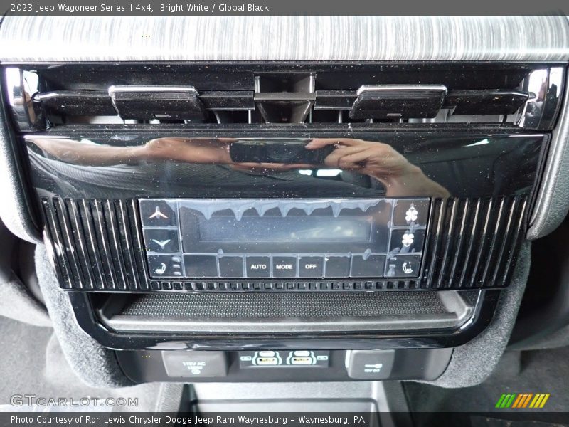 Bright White / Global Black 2023 Jeep Wagoneer Series II 4x4