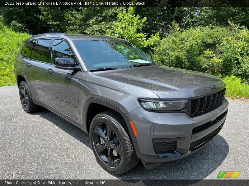 Front 3/4 View of 2023 Grand Cherokee L Altitude 4x4
