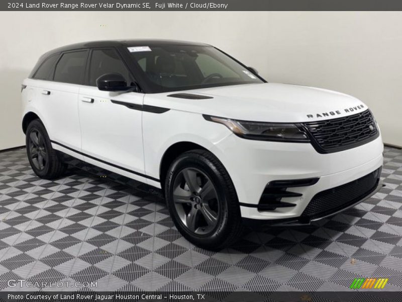 Front 3/4 View of 2024 Range Rover Velar Dynamic SE