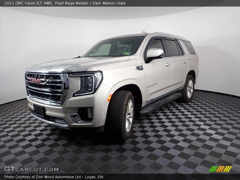 Pearl Beige Metallic / Dark Walnut/­Slate 2021 GMC Yukon SLT 4WD