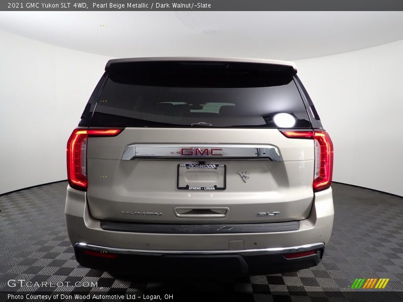 Pearl Beige Metallic / Dark Walnut/­Slate 2021 GMC Yukon SLT 4WD