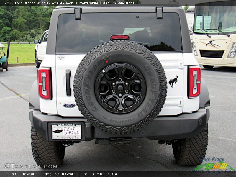 Oxford White / Medium Sandstone 2023 Ford Bronco Wildtrak 4X4 4-Door