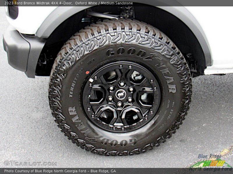 Oxford White / Medium Sandstone 2023 Ford Bronco Wildtrak 4X4 4-Door