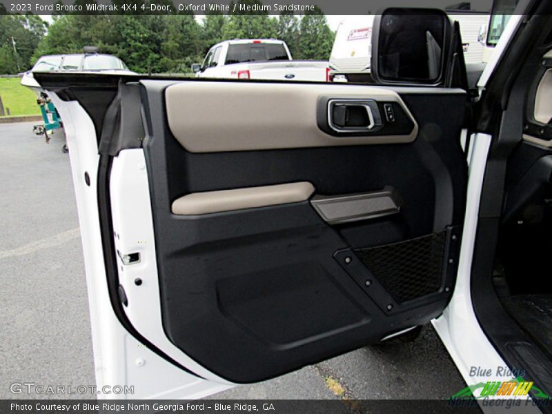 Oxford White / Medium Sandstone 2023 Ford Bronco Wildtrak 4X4 4-Door