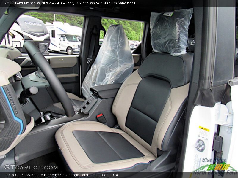 Oxford White / Medium Sandstone 2023 Ford Bronco Wildtrak 4X4 4-Door