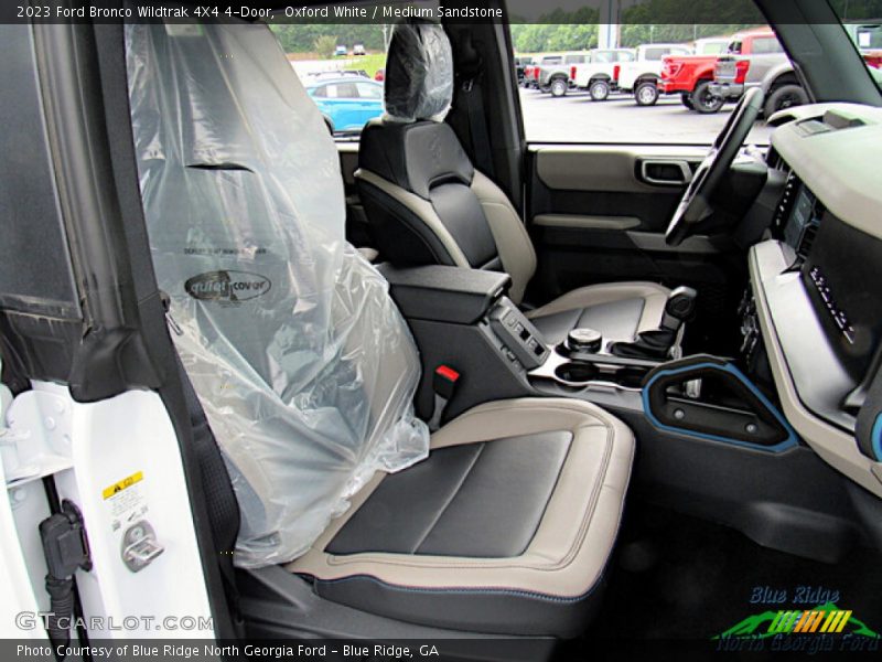 Oxford White / Medium Sandstone 2023 Ford Bronco Wildtrak 4X4 4-Door