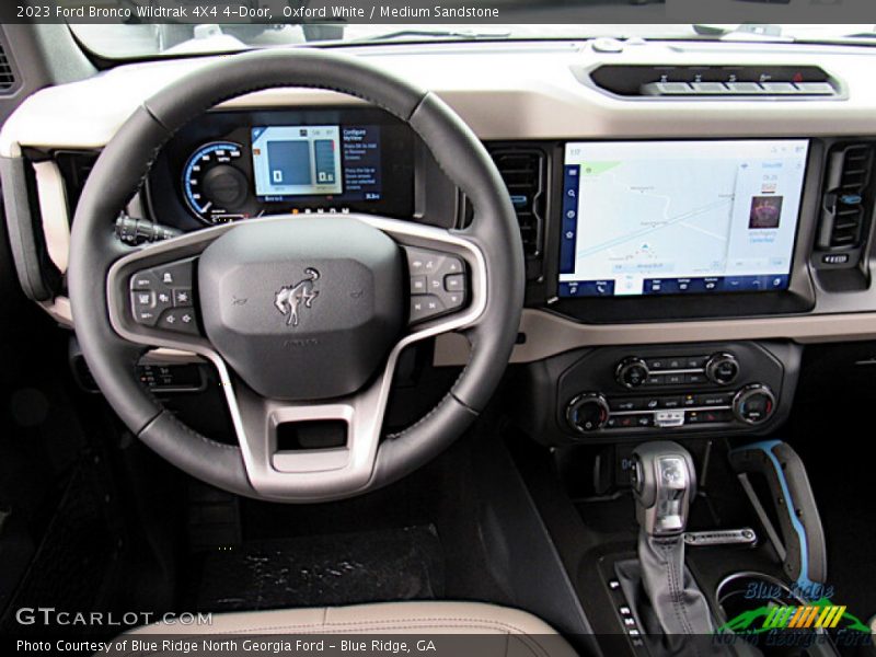 Oxford White / Medium Sandstone 2023 Ford Bronco Wildtrak 4X4 4-Door