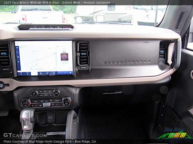 Oxford White / Medium Sandstone 2023 Ford Bronco Wildtrak 4X4 4-Door