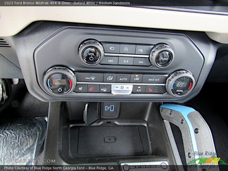 Oxford White / Medium Sandstone 2023 Ford Bronco Wildtrak 4X4 4-Door