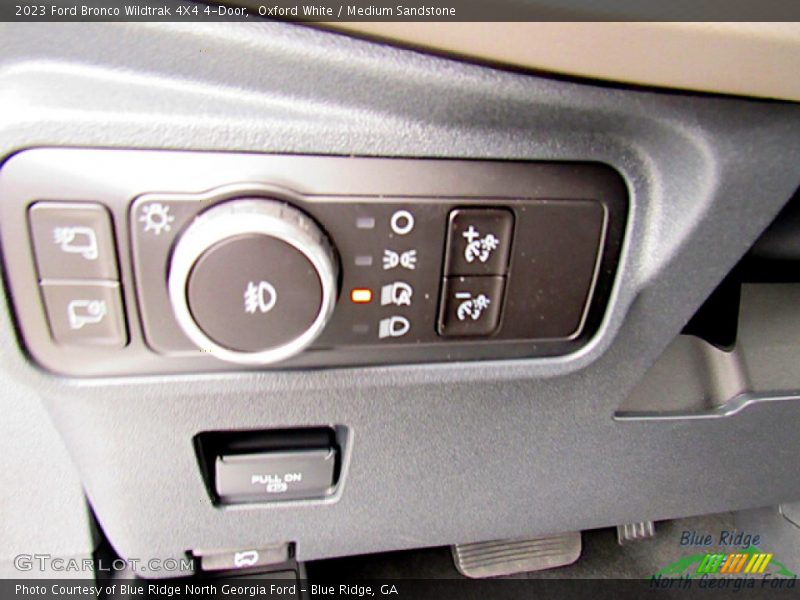 Oxford White / Medium Sandstone 2023 Ford Bronco Wildtrak 4X4 4-Door