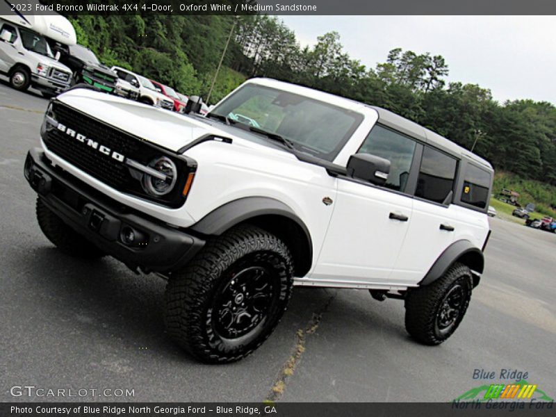 Oxford White / Medium Sandstone 2023 Ford Bronco Wildtrak 4X4 4-Door