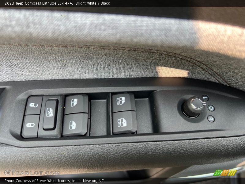 Bright White / Black 2023 Jeep Compass Latitude Lux 4x4