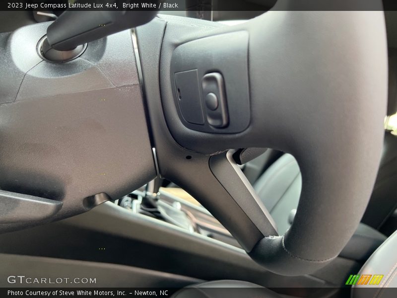 Bright White / Black 2023 Jeep Compass Latitude Lux 4x4