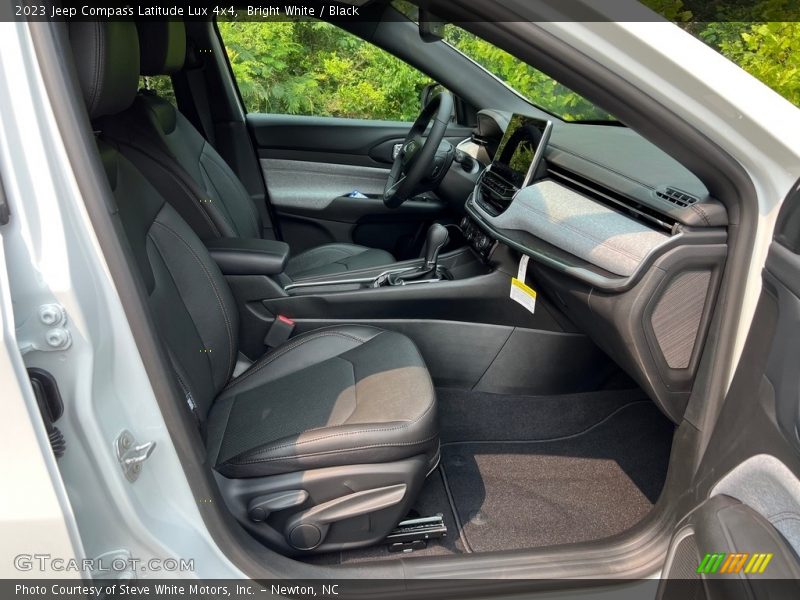 Bright White / Black 2023 Jeep Compass Latitude Lux 4x4