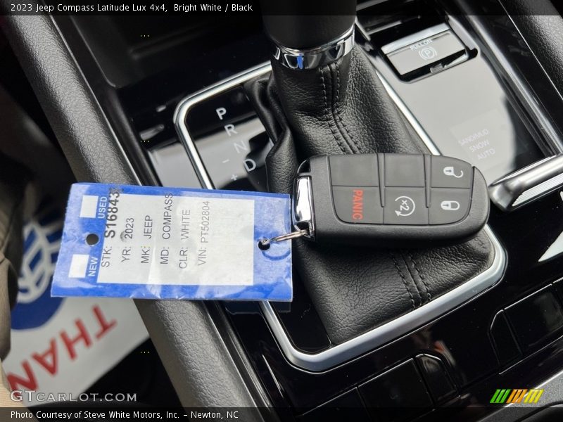 Bright White / Black 2023 Jeep Compass Latitude Lux 4x4