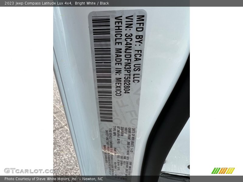 Bright White / Black 2023 Jeep Compass Latitude Lux 4x4