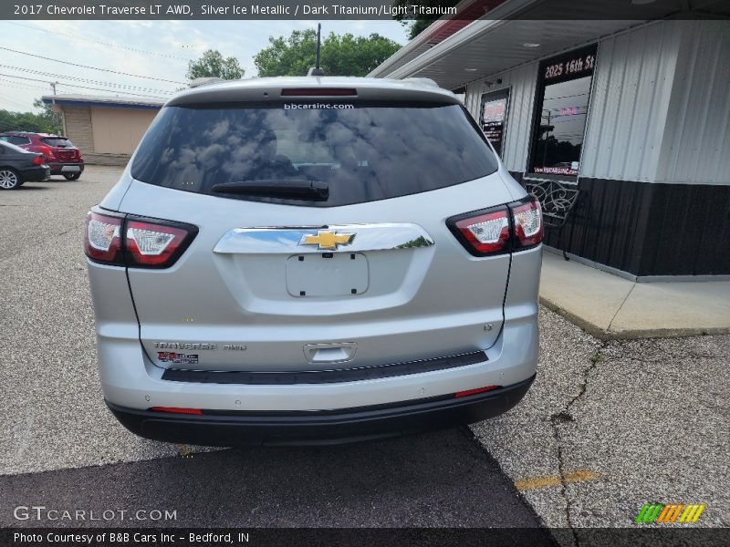 Silver Ice Metallic / Dark Titanium/Light Titanium 2017 Chevrolet Traverse LT AWD