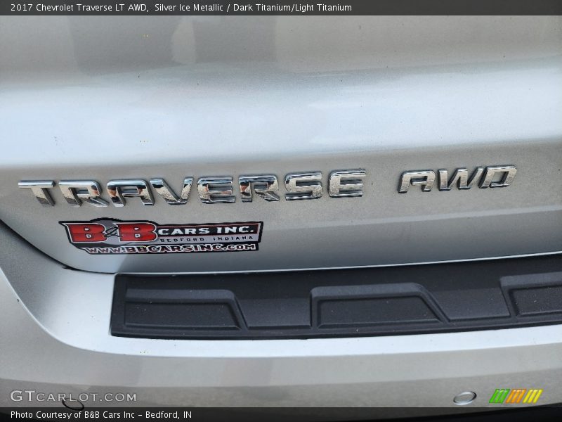 Silver Ice Metallic / Dark Titanium/Light Titanium 2017 Chevrolet Traverse LT AWD