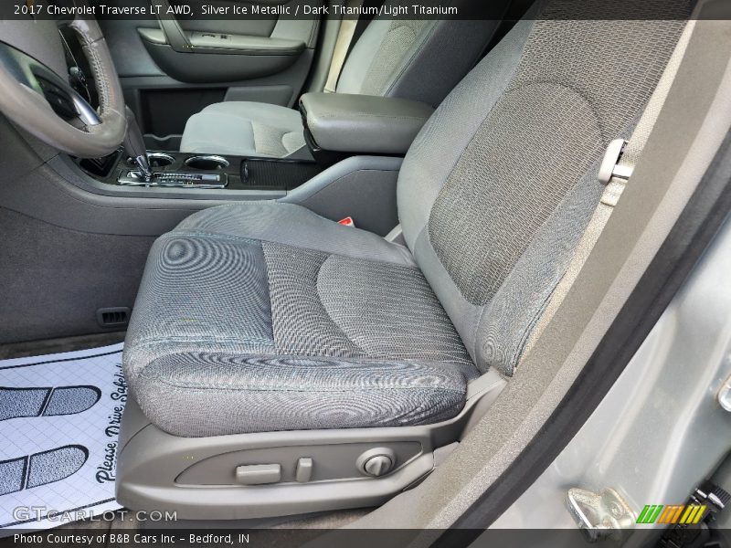 Silver Ice Metallic / Dark Titanium/Light Titanium 2017 Chevrolet Traverse LT AWD