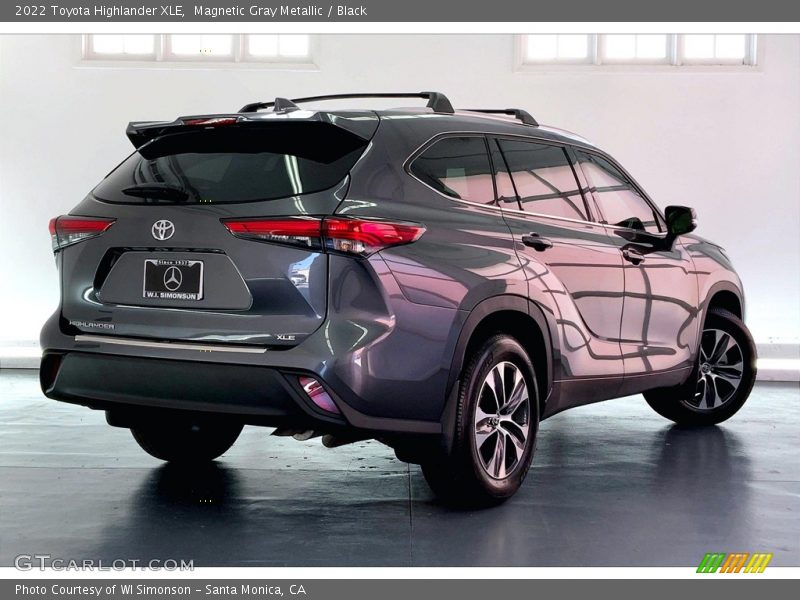 Magnetic Gray Metallic / Black 2022 Toyota Highlander XLE
