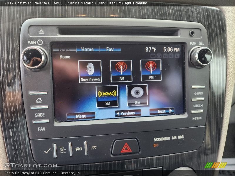 Silver Ice Metallic / Dark Titanium/Light Titanium 2017 Chevrolet Traverse LT AWD
