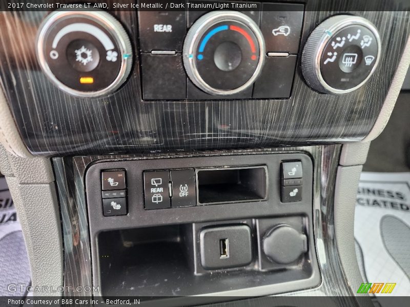 Silver Ice Metallic / Dark Titanium/Light Titanium 2017 Chevrolet Traverse LT AWD