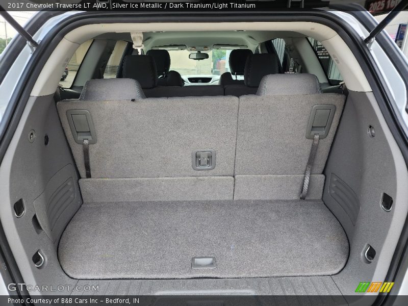Silver Ice Metallic / Dark Titanium/Light Titanium 2017 Chevrolet Traverse LT AWD