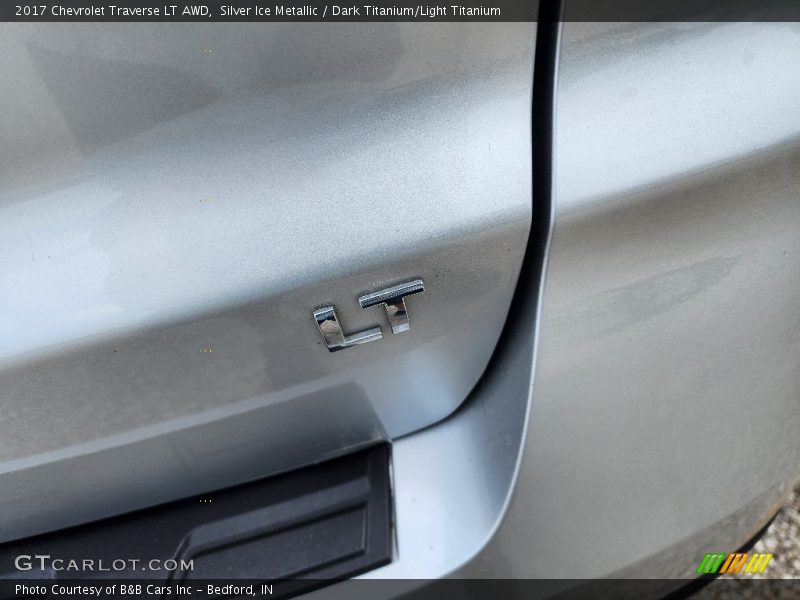 Silver Ice Metallic / Dark Titanium/Light Titanium 2017 Chevrolet Traverse LT AWD