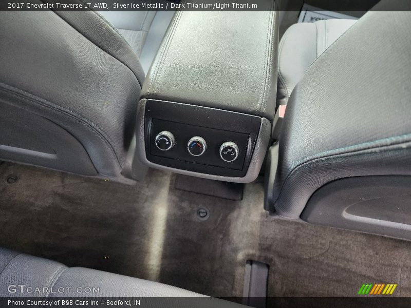 Silver Ice Metallic / Dark Titanium/Light Titanium 2017 Chevrolet Traverse LT AWD