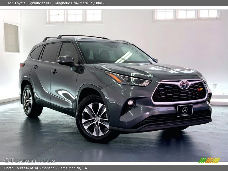 Front 3/4 View of 2022 Highlander XLE