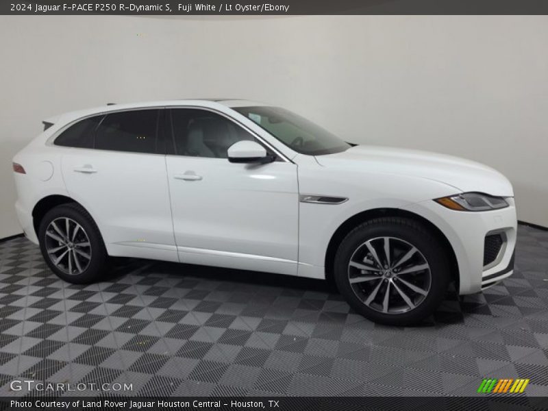 Front 3/4 View of 2024 F-PACE P250 R-Dynamic S