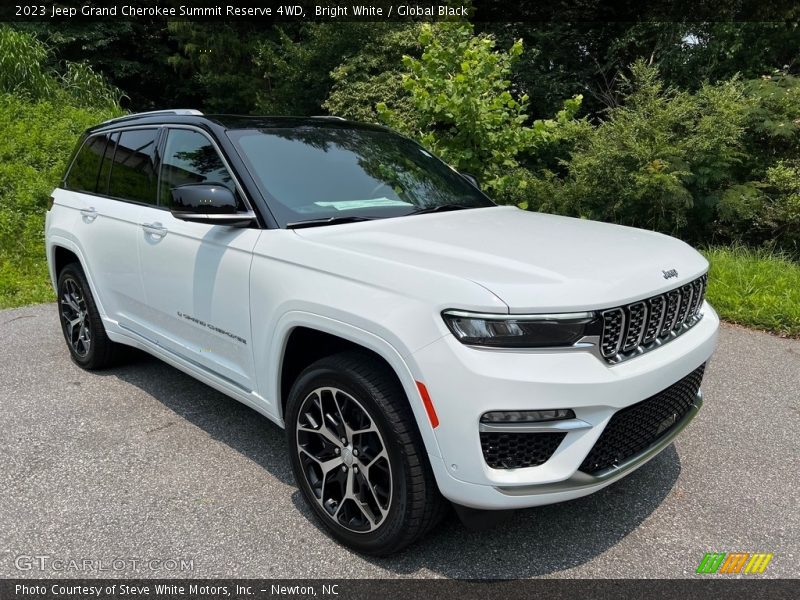 Front 3/4 View of 2023 Grand Cherokee Summit Reserve 4WD