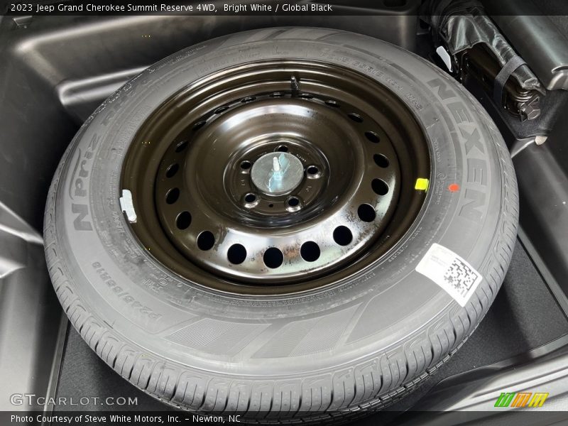 Bright White / Global Black 2023 Jeep Grand Cherokee Summit Reserve 4WD
