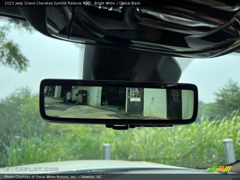 Bright White / Global Black 2023 Jeep Grand Cherokee Summit Reserve 4WD