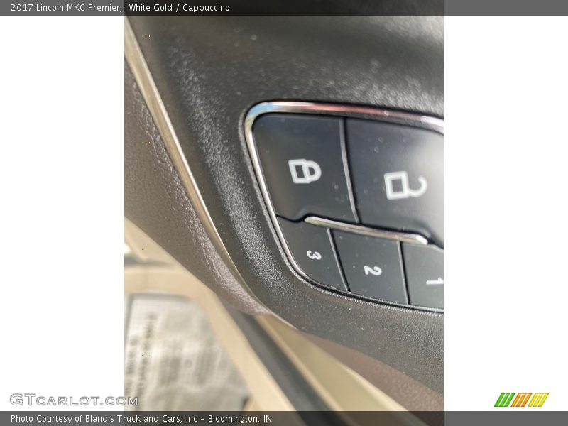 White Gold / Cappuccino 2017 Lincoln MKC Premier