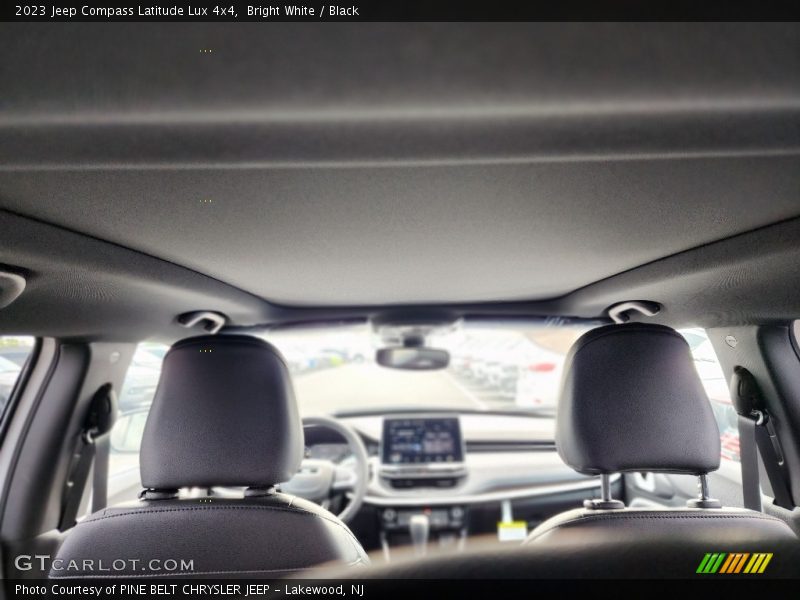Bright White / Black 2023 Jeep Compass Latitude Lux 4x4