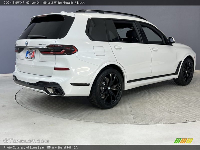 Mineral White Metallic / Black 2024 BMW X7 xDrive40i