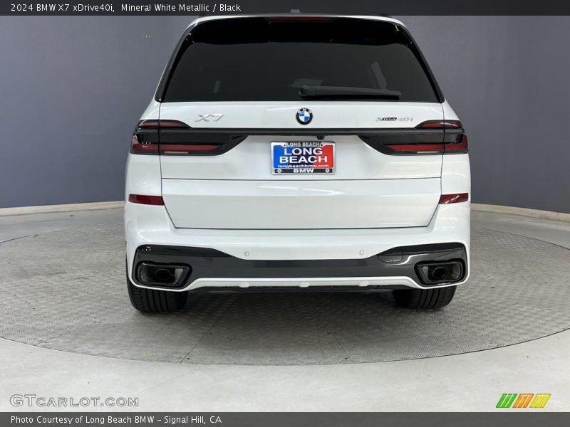 Mineral White Metallic / Black 2024 BMW X7 xDrive40i