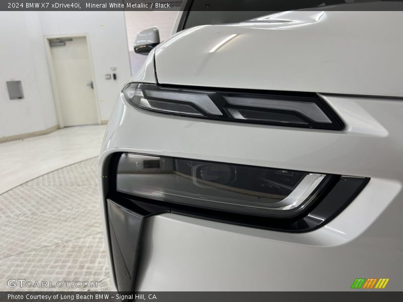Mineral White Metallic / Black 2024 BMW X7 xDrive40i
