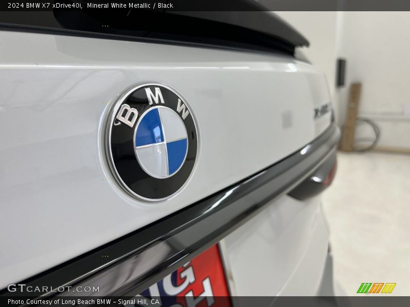Mineral White Metallic / Black 2024 BMW X7 xDrive40i