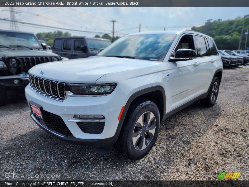 Bright White / Wicker Beige/Global Black 2023 Jeep Grand Cherokee 4XE
