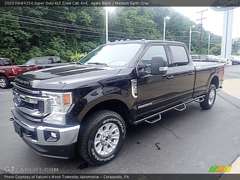 Front 3/4 View of 2020 F350 Super Duty XLT Crew Cab 4x4