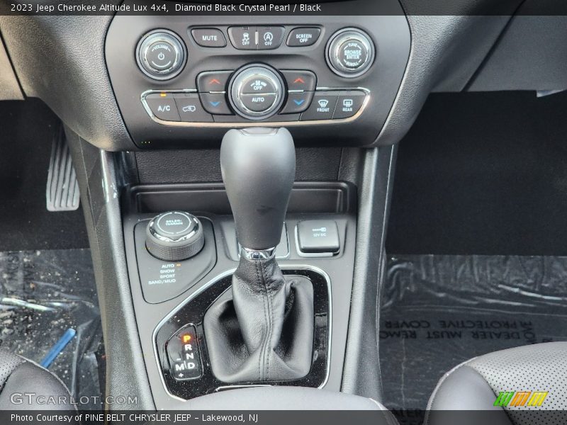 Diamond Black Crystal Pearl / Black 2023 Jeep Cherokee Altitude Lux 4x4
