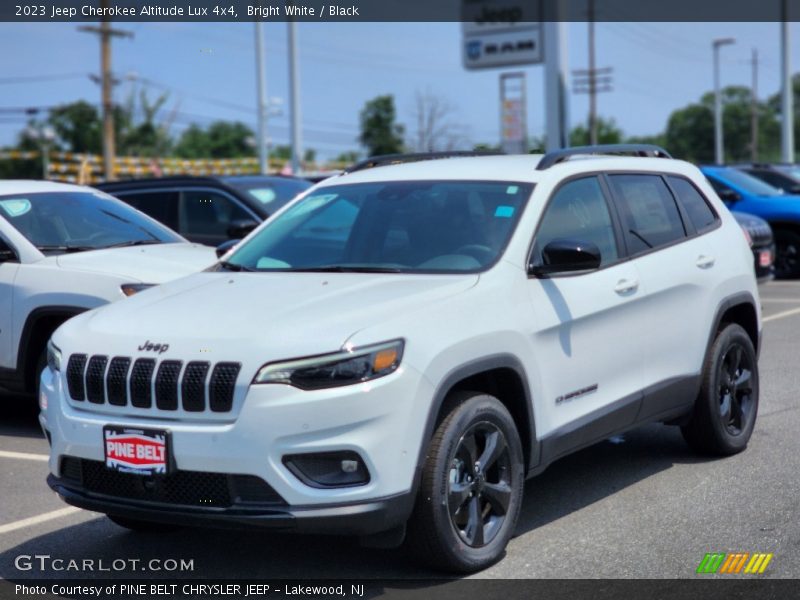 Bright White / Black 2023 Jeep Cherokee Altitude Lux 4x4
