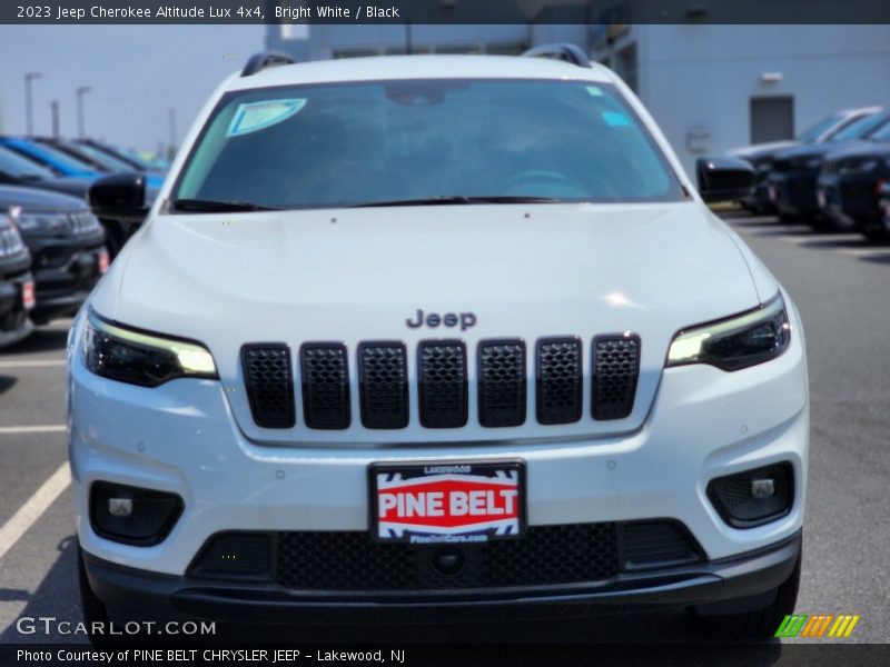Bright White / Black 2023 Jeep Cherokee Altitude Lux 4x4