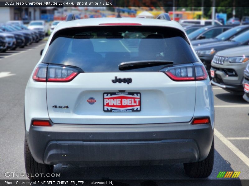 Bright White / Black 2023 Jeep Cherokee Altitude Lux 4x4