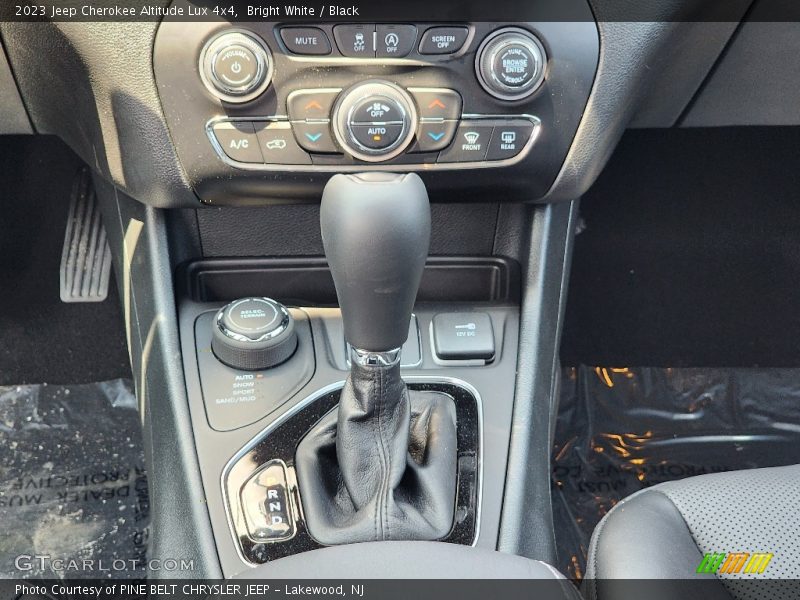 Bright White / Black 2023 Jeep Cherokee Altitude Lux 4x4