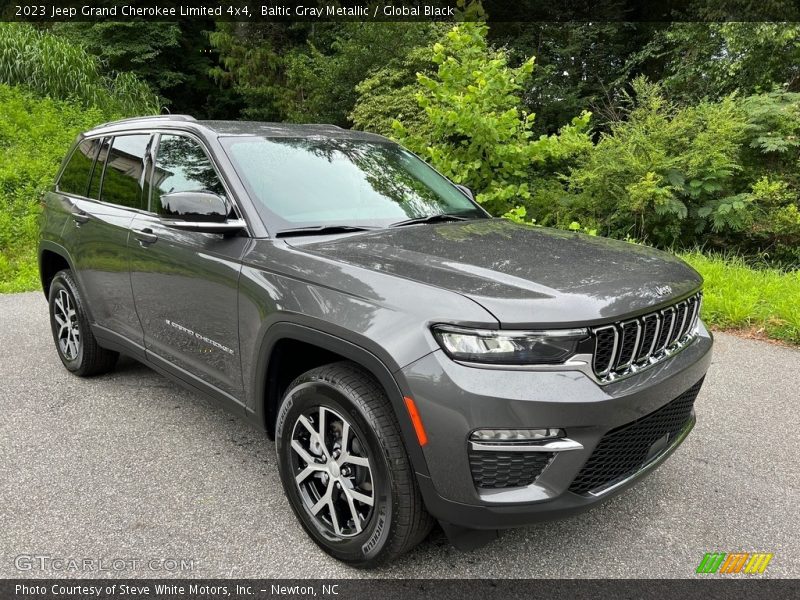Front 3/4 View of 2023 Grand Cherokee Limited 4x4