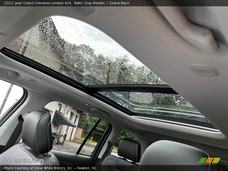 Sunroof of 2023 Grand Cherokee Limited 4x4