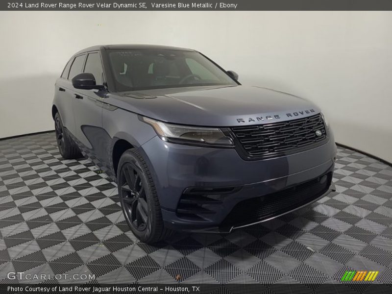 Front 3/4 View of 2024 Range Rover Velar Dynamic SE